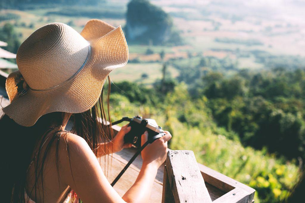 Mujer de viaje con una cámara fotográfica