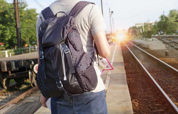 Jovén-con-mochila-viajando