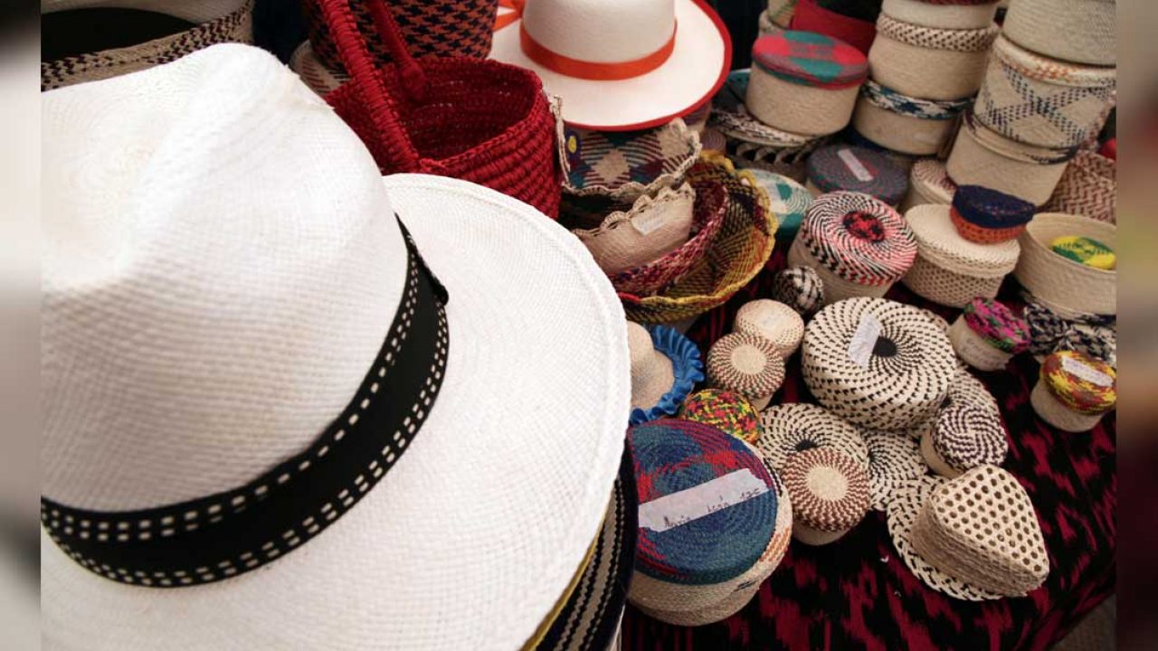De dónde se originaron los sombreros de paja?