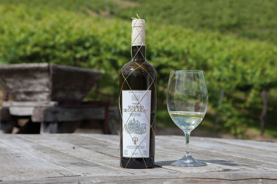 Botella de Txakoli, maridaje perfecto