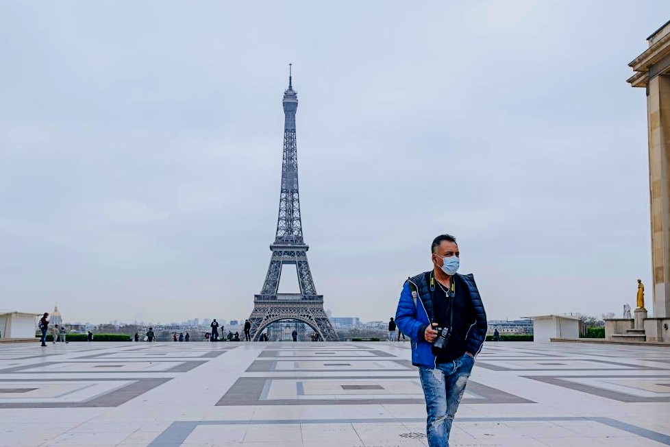 Featured image of post Torre Eiffel Foto Turista / La torre eiffel iluminada durante una proyección en honor a japón, durante la visita del príncipe heredero naruhito.