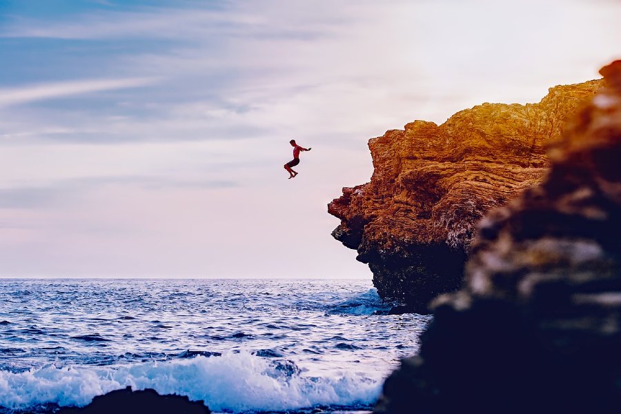 cliff jumping actividad del coasteering