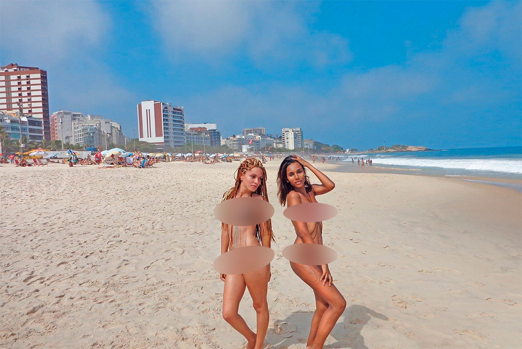 Chicas en una playa nudista
