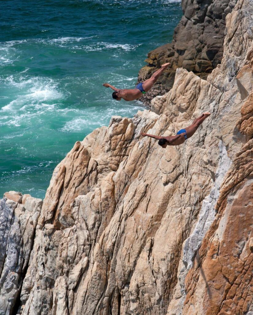 2 Clavadistas en la Quebrada de Acapulco