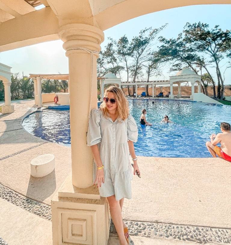 Andrea Soberanis en el Hotel Maeva Miramar alberca