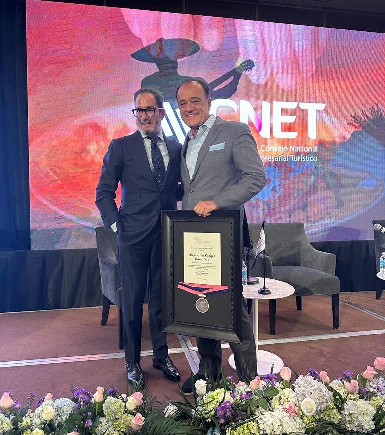 Alejandro Zozaya recibió la Presea al Liderazgo Turístico 2022 del CNET - Entorno Turístico