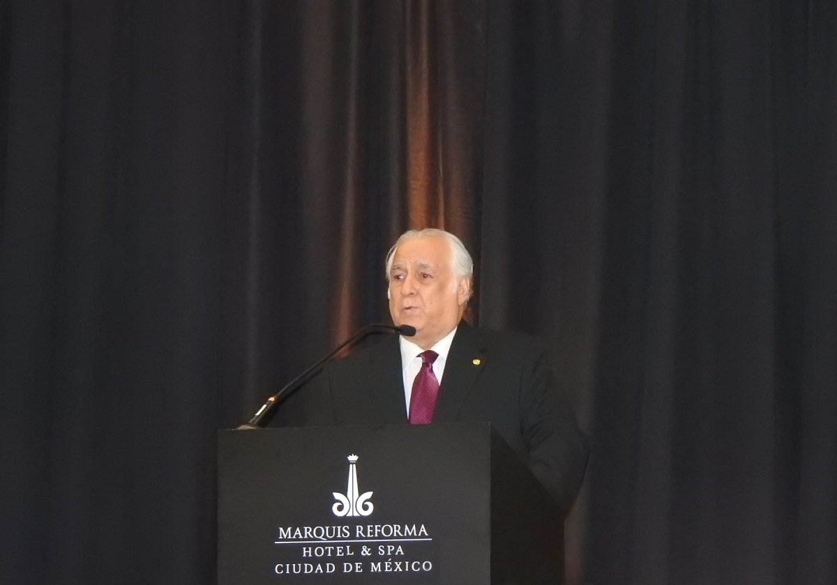 Miguel Torruco Marqués presentando su libro