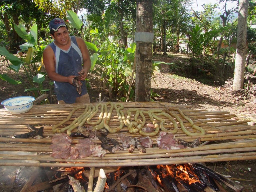 Ahumando las cecinas de chorizos
