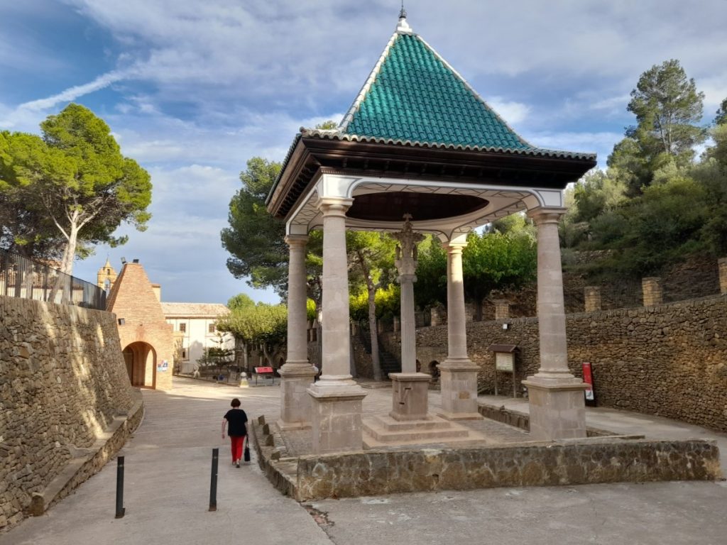 Cruz cubierta acceso al Real Santuario de la Virgen de la Salud