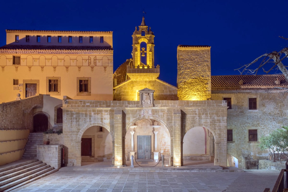 Panorámica nocturna del Real Santuario de la Virgen de la Salud