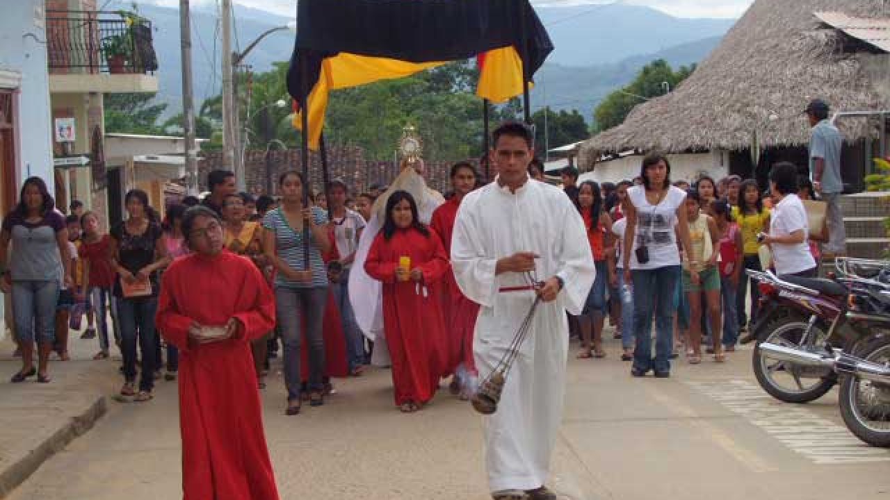 Procesión al Santísimo por el festival de Corpus Christi