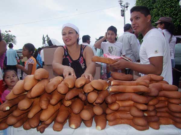 Venta de panes en el festival de Corpus Christi