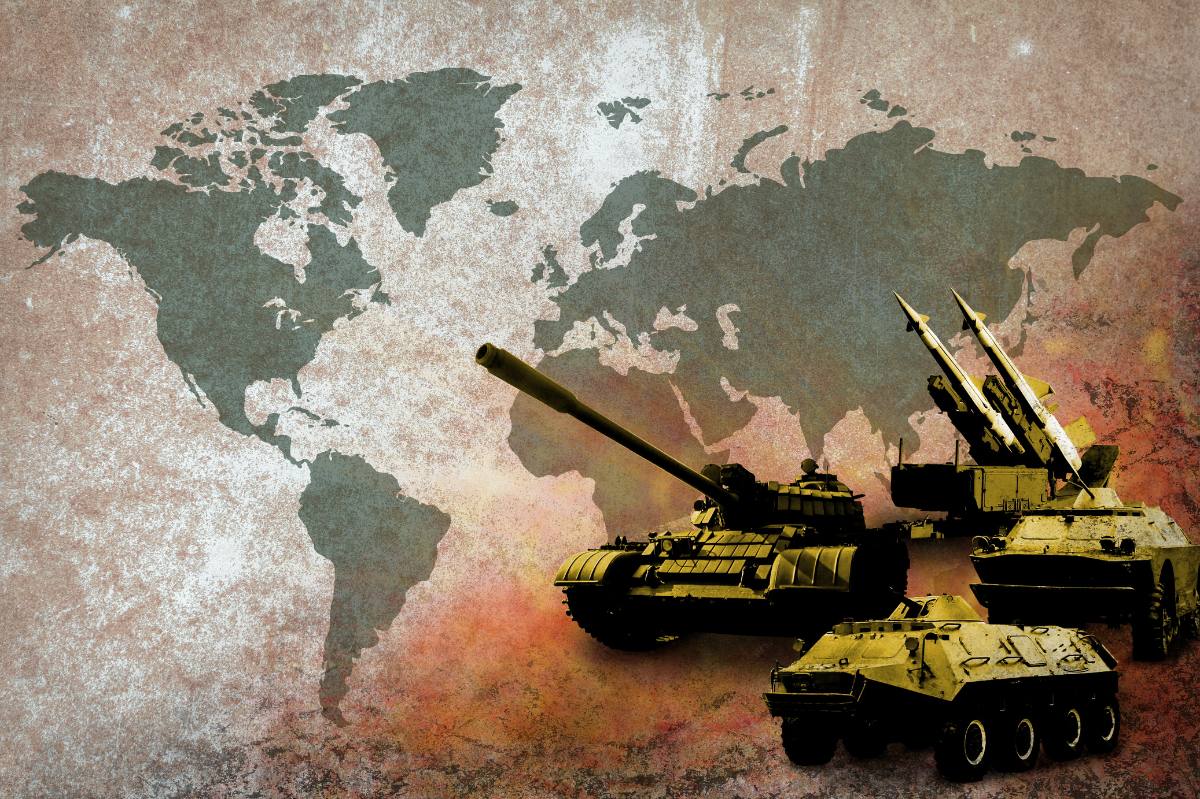 Planisferio del mundo en colores verdes y rojizos con unos tanques de guerra al frente