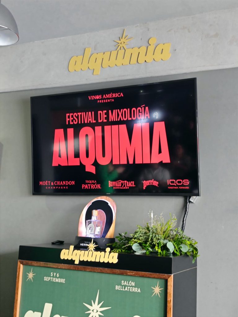 Pantalla con las lestas del Festival de Mixología Alquimia