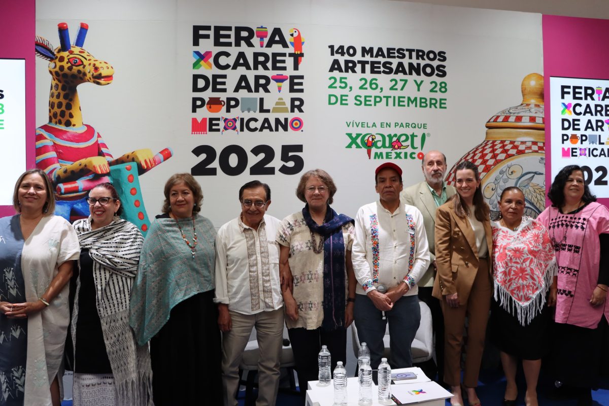 Varias personas durante la presentación de la Feria Xcaret de Arte Popular Mexicano 2025
