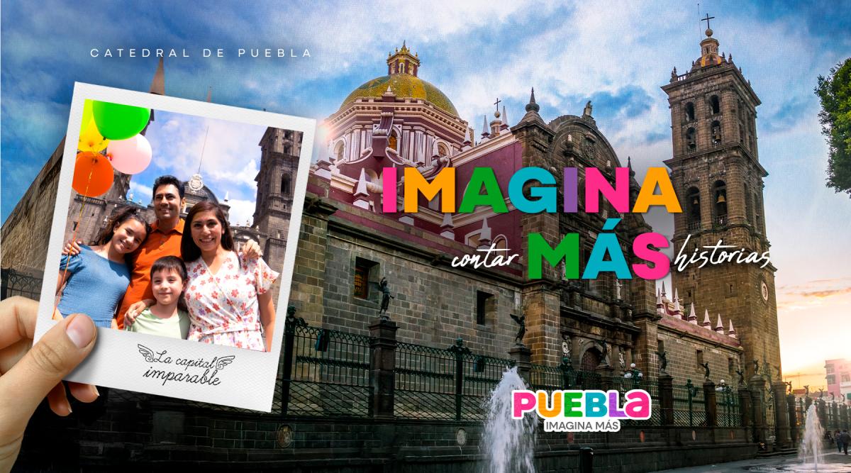 Al fondo se ve la Catedral de Puebla