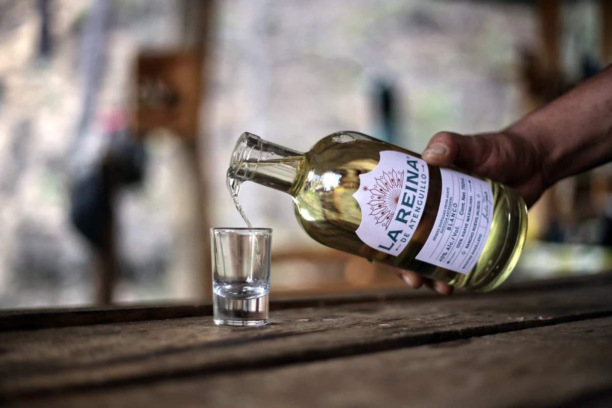 Botella de raicilla de La Reina
