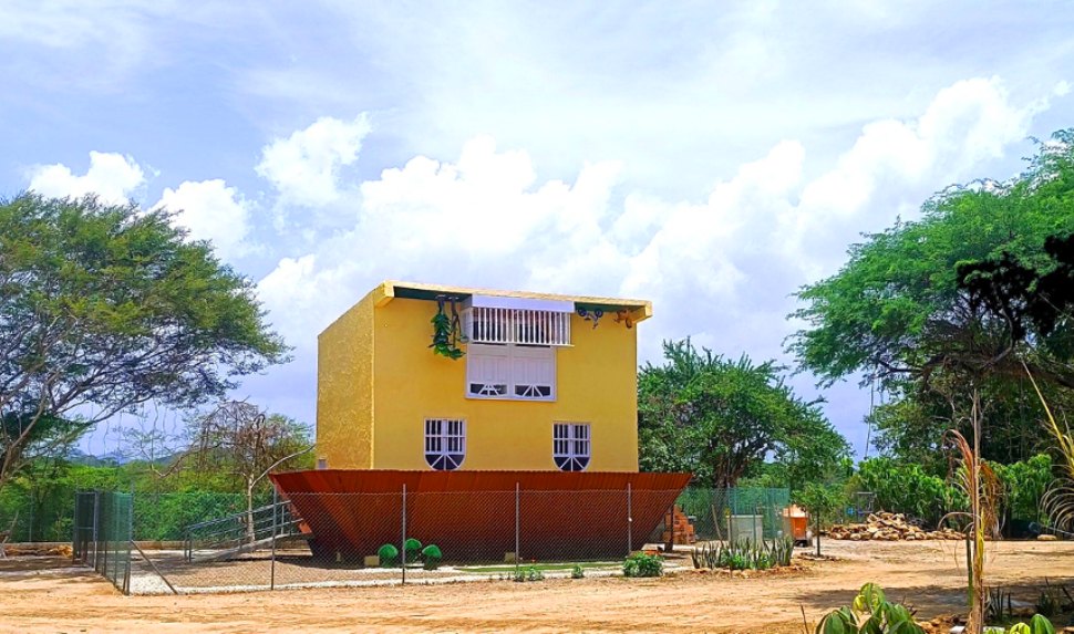 Casa amarilla con rojo invertida