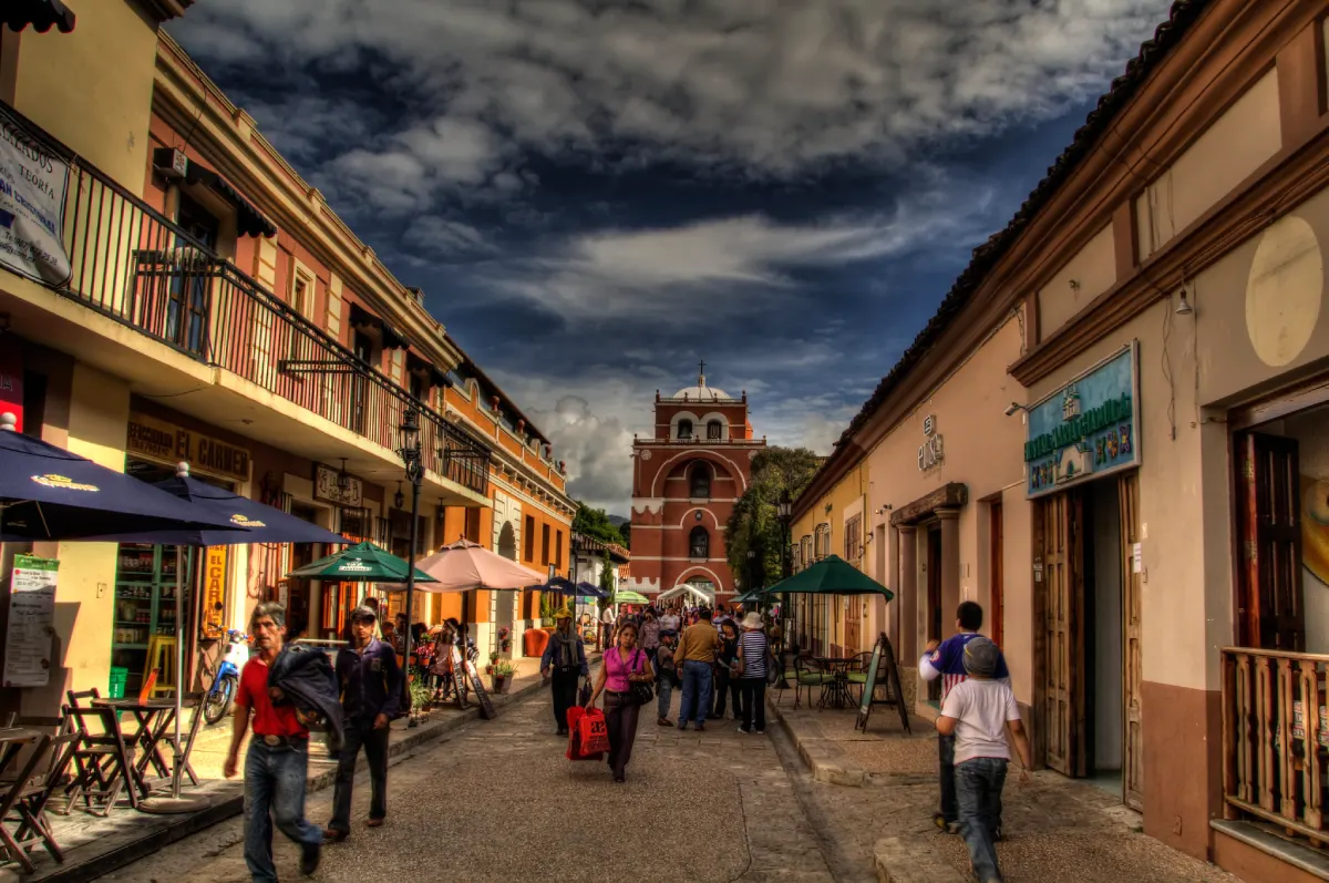 Gente caminando en San Cristóbal de las Casas