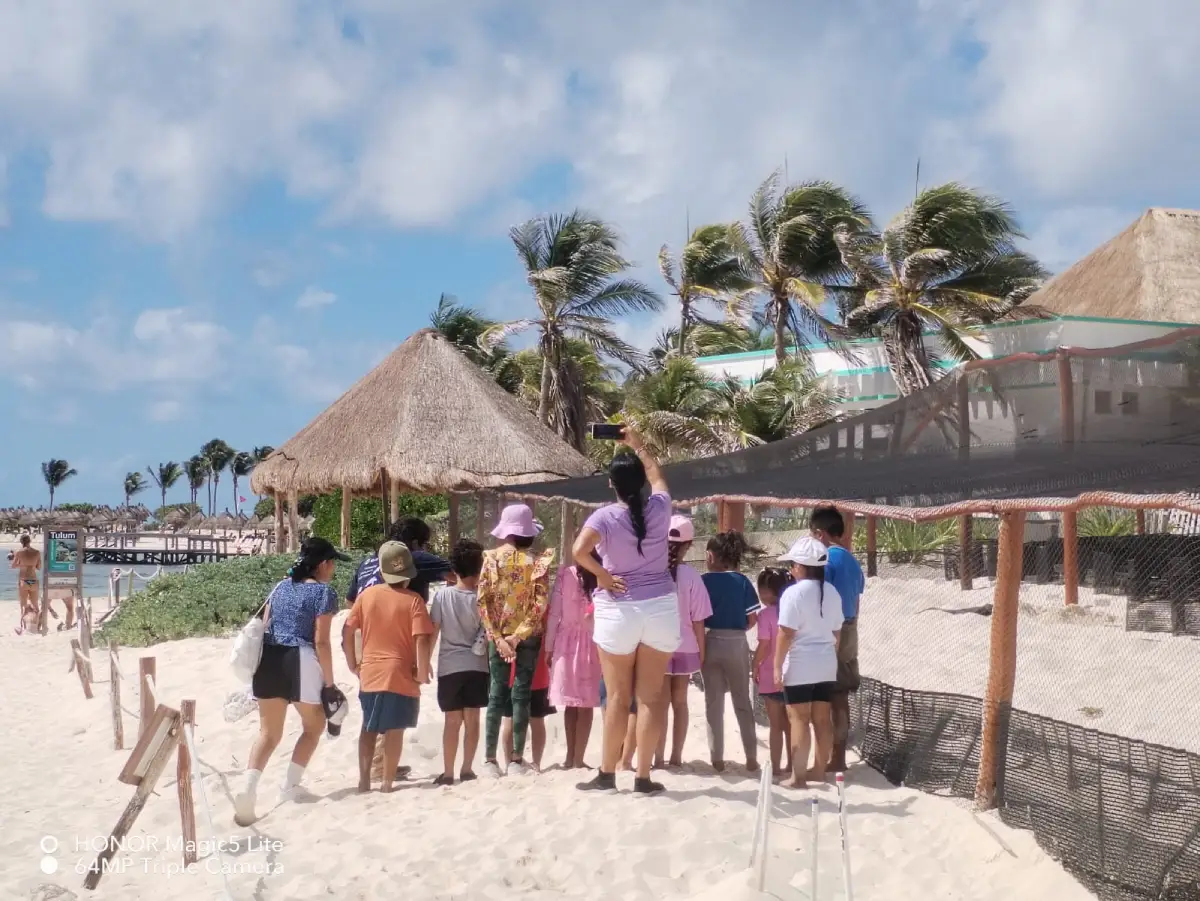 Grupo de niños en la playa