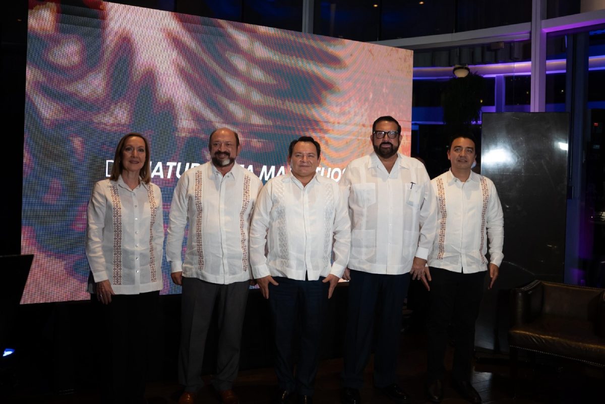 Grupo de políticos en la presentaciónde la campaña Santuario Maya