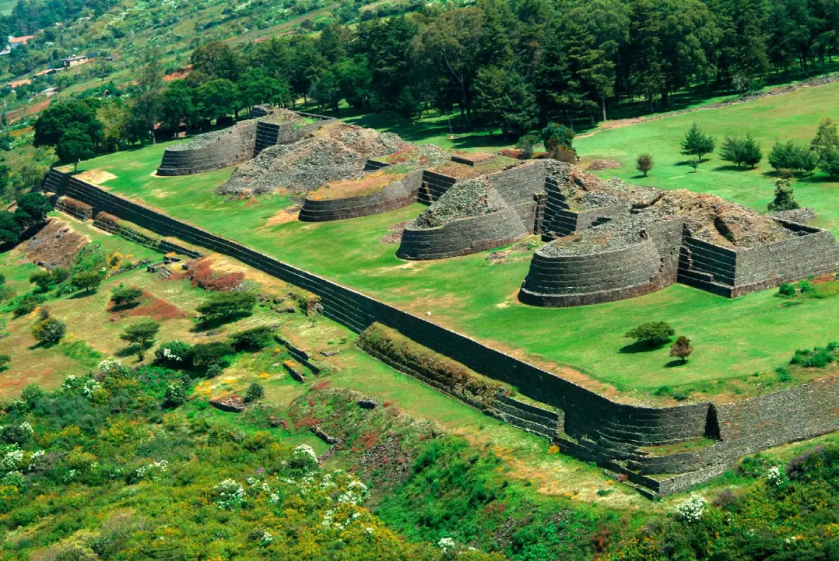 Vista de la Zona Arqueológica de Tzintzuntzan