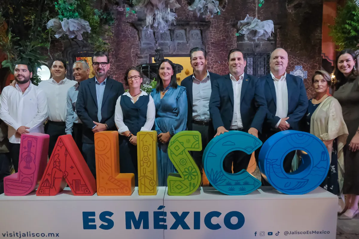Autoridades junto a letras monumentales de Jalisco
