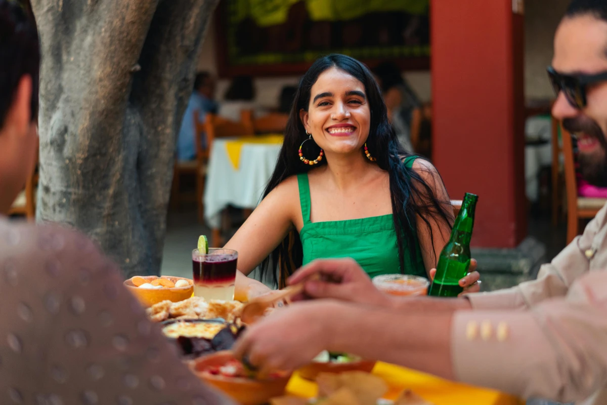 Mujer haciendo turismo gastrónomico