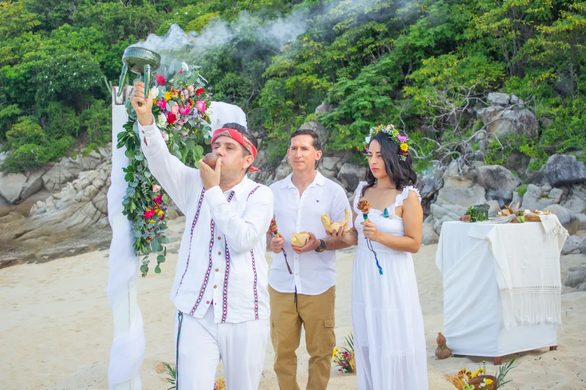 Pareja celebrando una boda simbolica