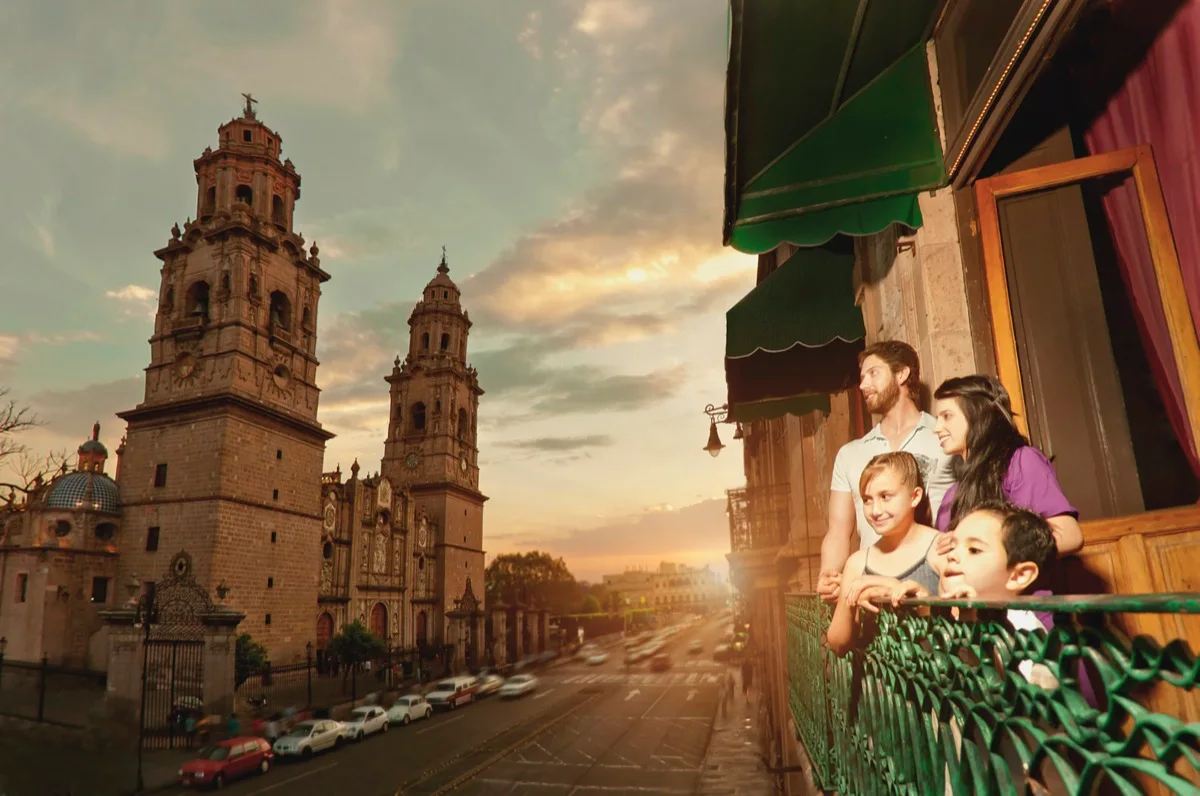 Familia viendo la catedral de Morelia