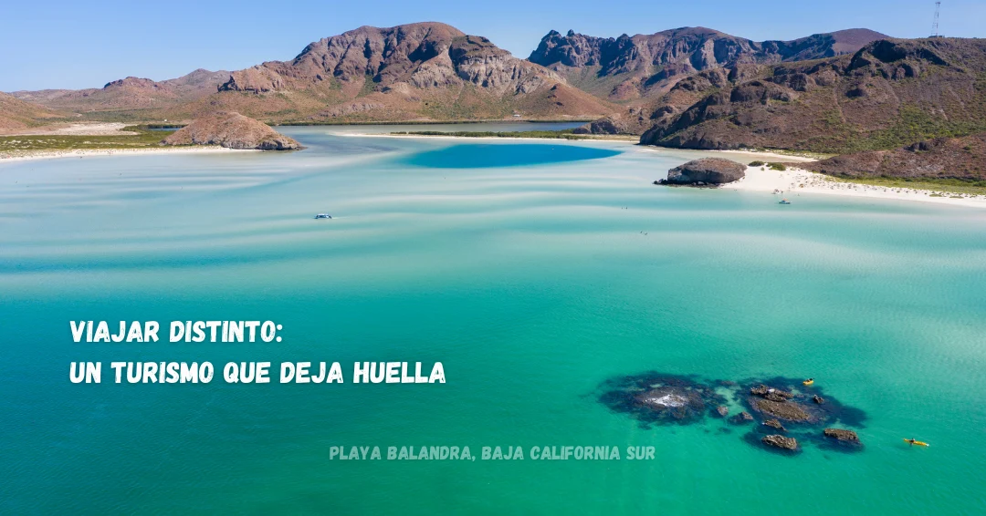 Imagen de la playa Balandra con la frase "Viajar distinto: un turismo que deja huella".