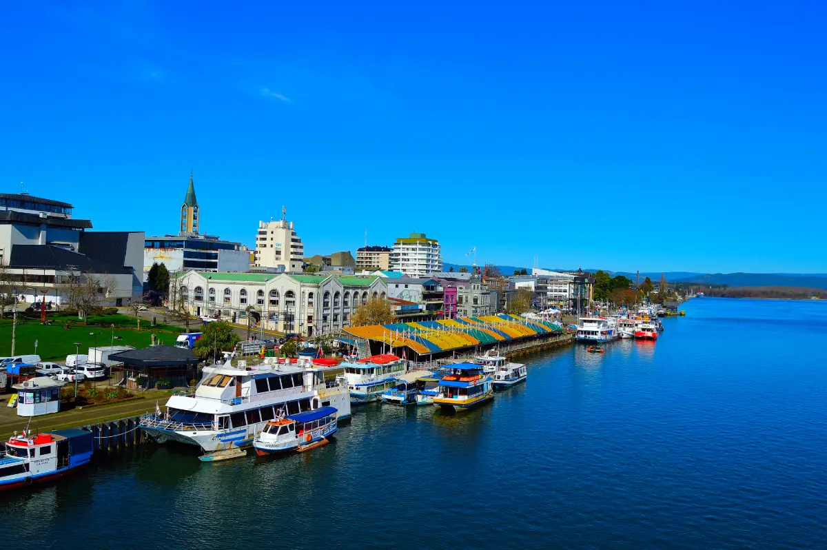 Vista a la costanera y feria fluvial Valdivia