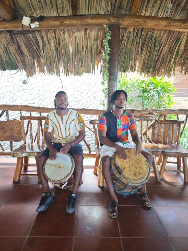 Hoombres tocando música garífuna