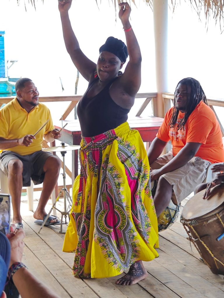 Mujer garífuna bailando