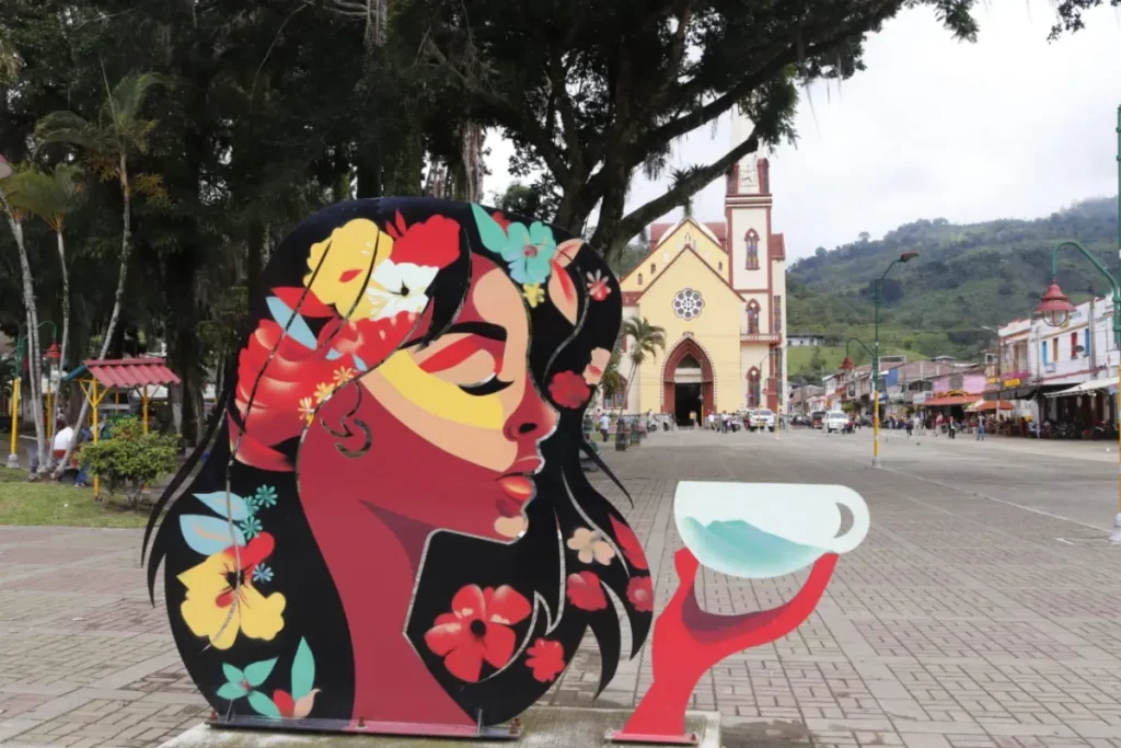 Escultura de mujer en Trujillo