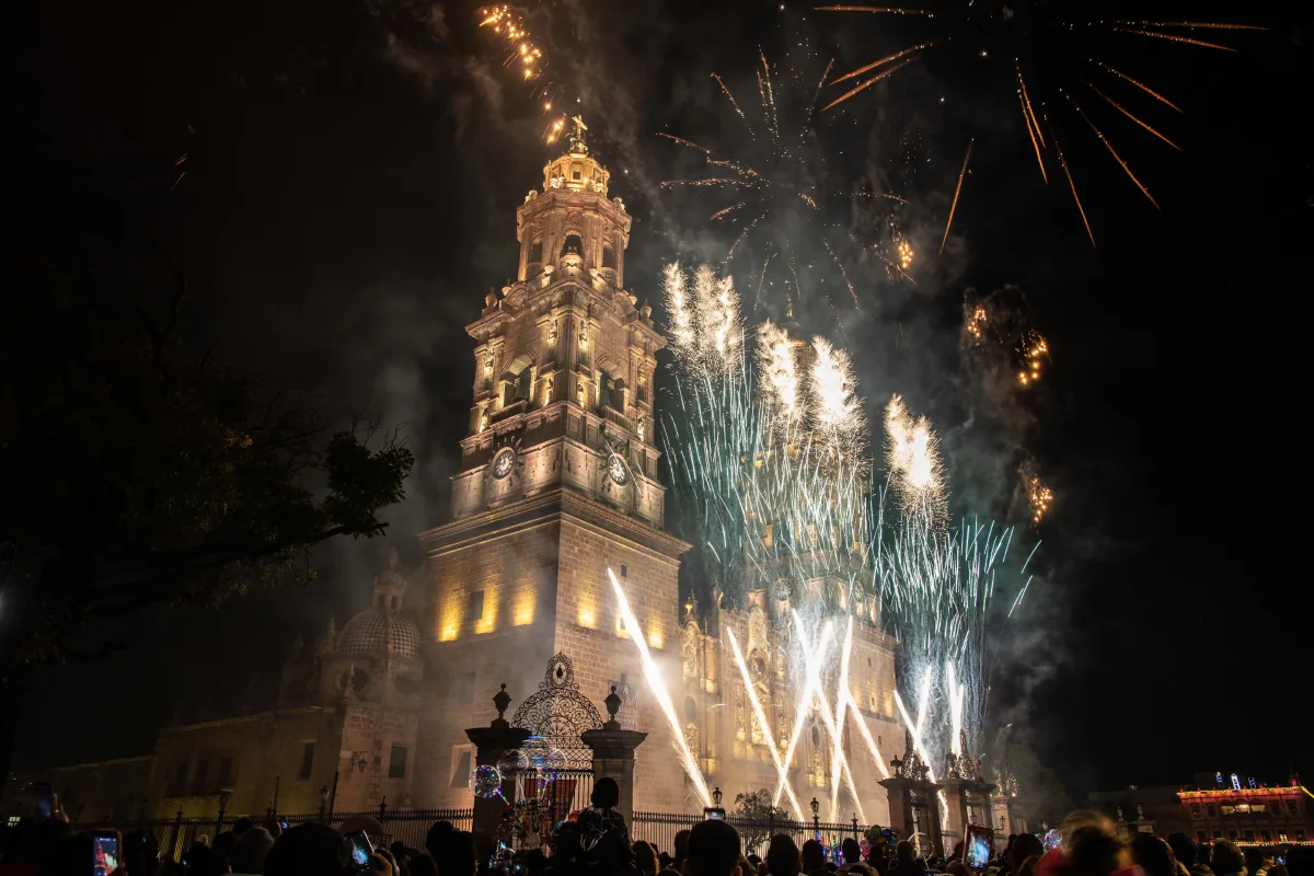 Fuegos artificiales en la Catedral de Morelia