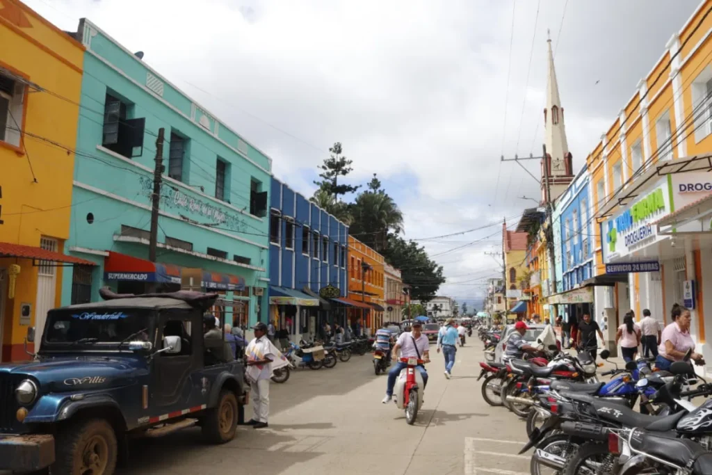 Motos en una calle de Trujillo