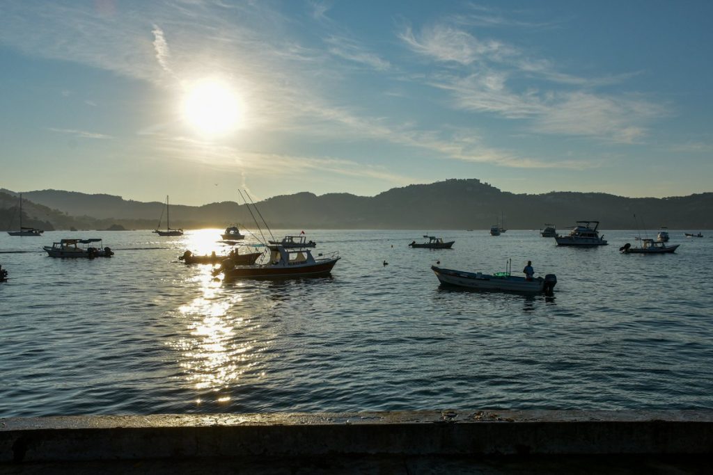 Lanchas en playa principal zihuatanejo