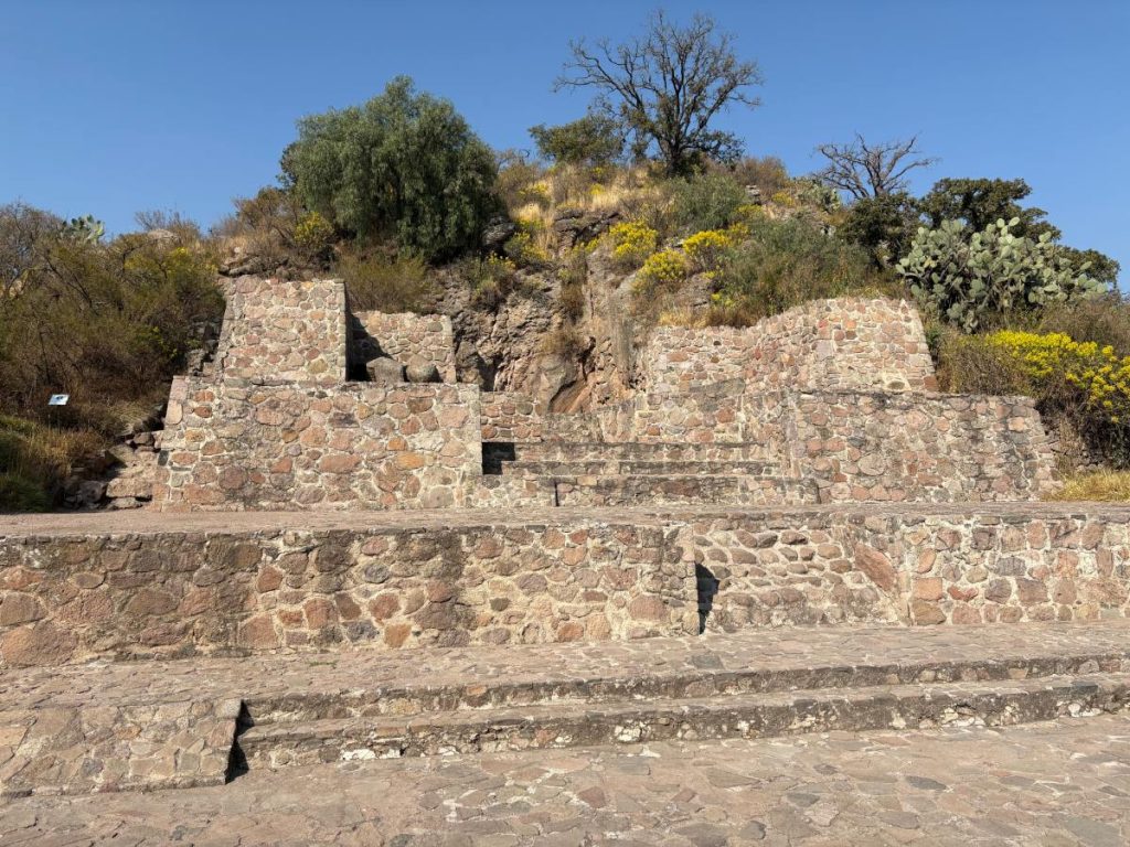 Zona arqueológica en el cerro de Tetzcotzinco