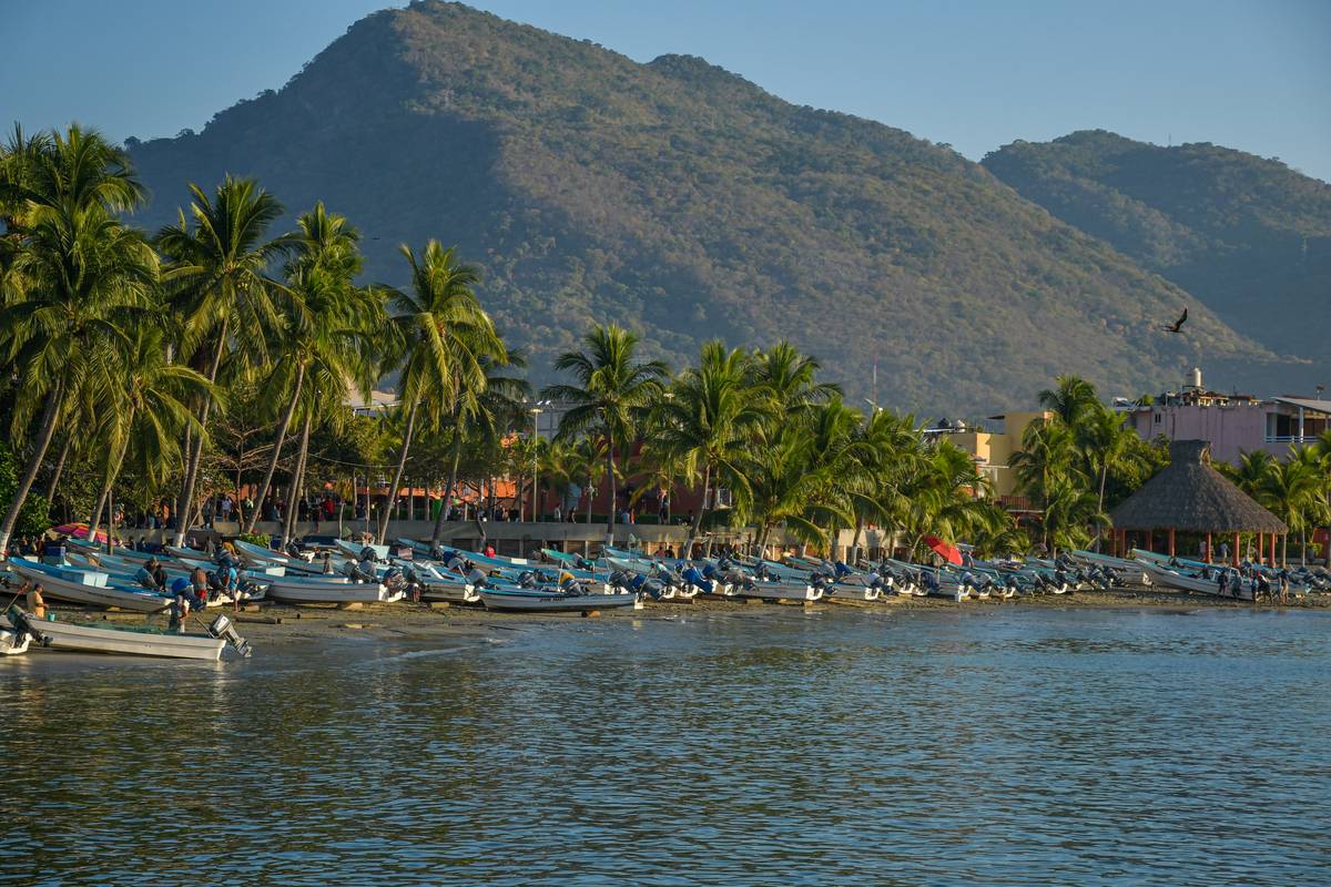 playa principal zihuatanejo
