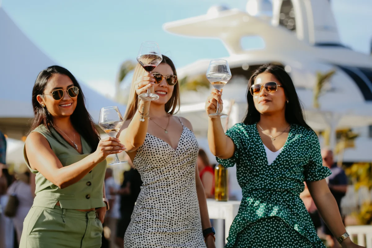 3 mujeres con una copa de vino en el Vinoma Weekend