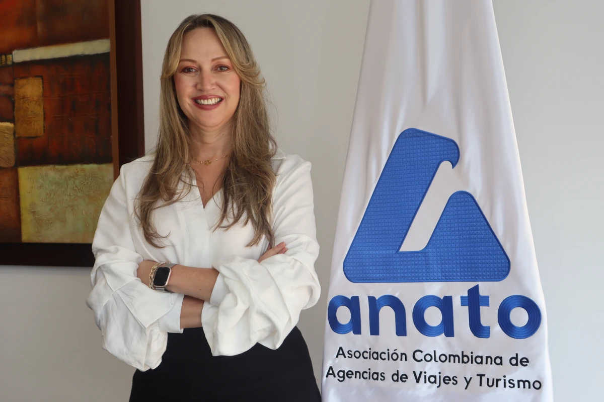 Paula Cortés Calle con blusa blanca