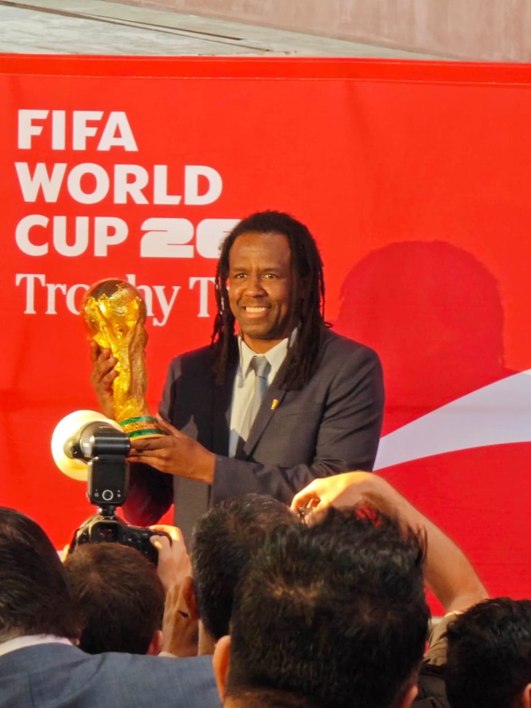 Roque Junior con la copa del mundo