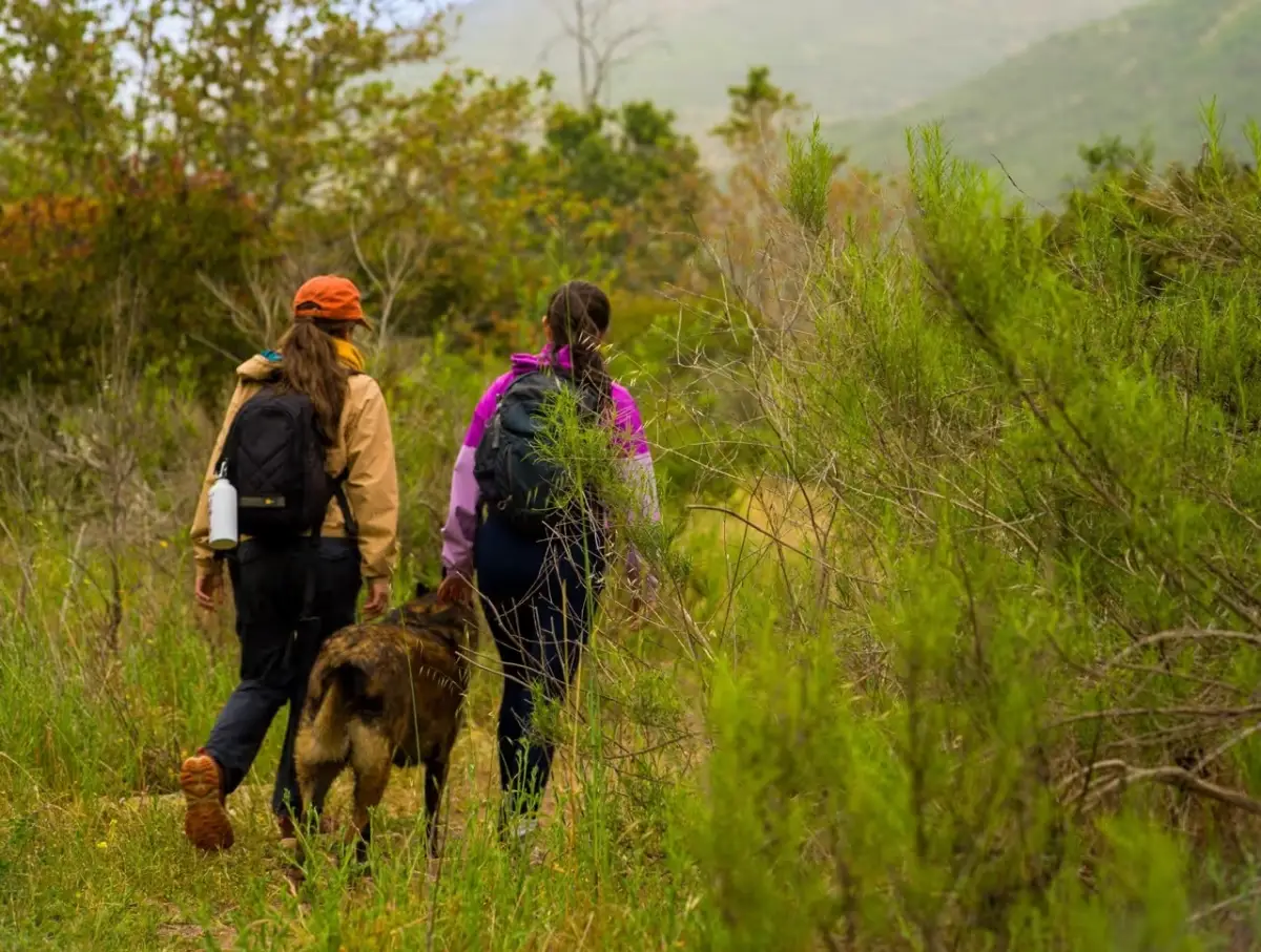2 mujeres haciendo hiking