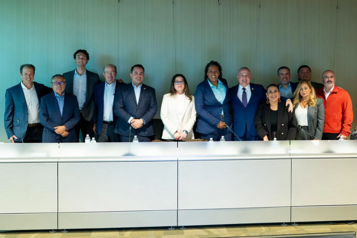 Representantes de instituciones con la movilidad del turismo en Baja California