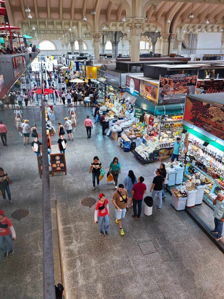 Gente en el Mercado Municipal de São Paulo