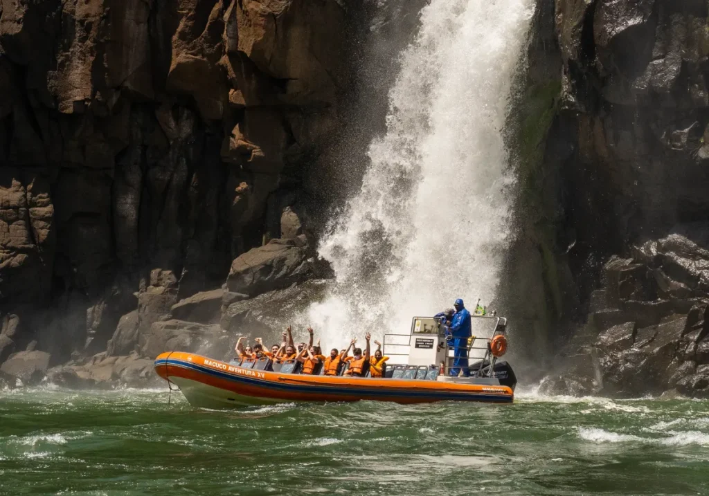 Lancha debajo de las cataratas del Iguazú