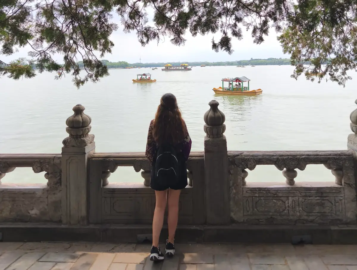 Mujer viajando sola