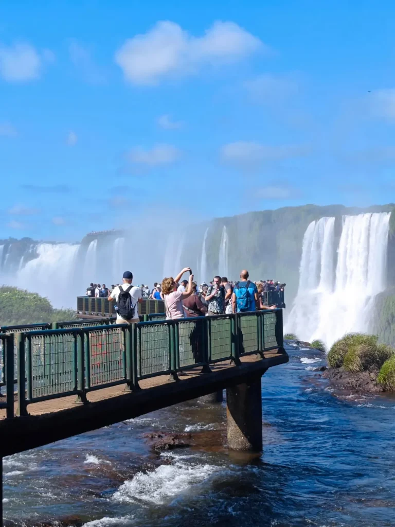 Pasarela con gente en las Cataratas del Iguazú