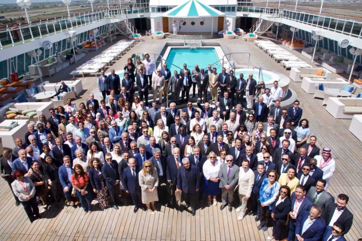 Representantes de la industria turística a bordo de un crucero
